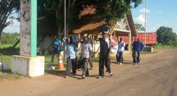 Sem dinheiro, haitianos caminham pela BR-317 de Brasileia até Rio Branco
