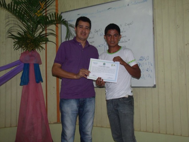 Prefeito Humberto Filho (e), participou da solenidade de formatura e entregou diplomas para formandos - Foto: Assessoria 
