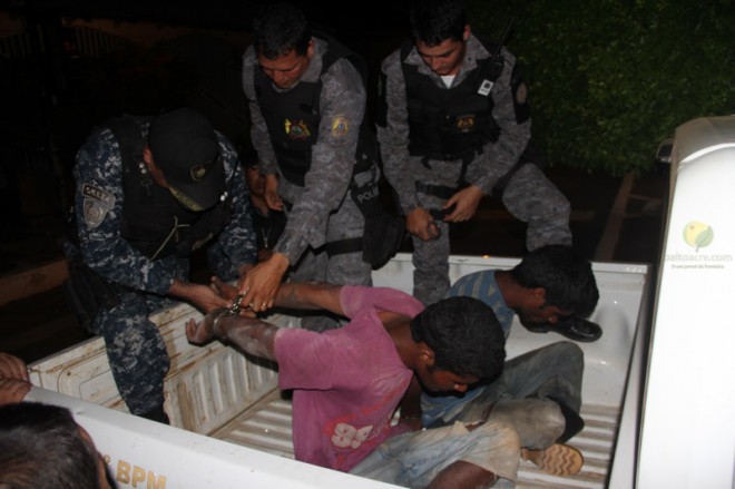 Dupla foram entregues por policiais bolivianos à brasileiros na Ponte Wilson Pinheiro, após serem detidos na zona rural de Cobija - Foto: Alexandre Lima