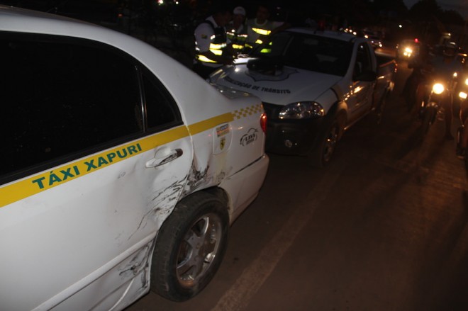 Taxi sofreu danos em sua lataria - Foto; Alexandre Lima
