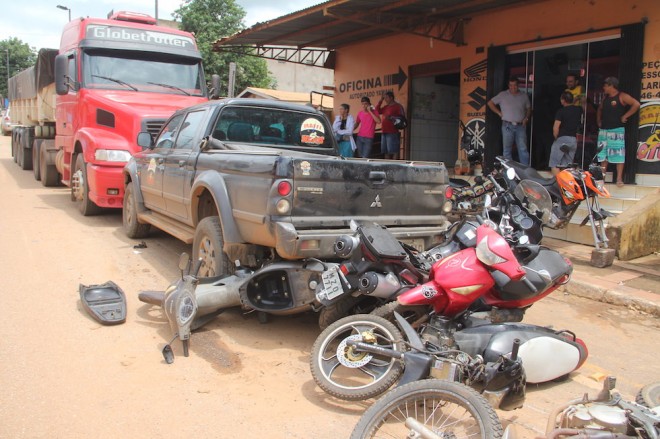 Além da camionete, seis motos foram danificadas - Foto: Alexandre Lima