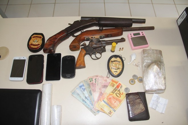Armas, munição, drogas e dinheiro foram encontrados no local - Foto: Alexandre Lima