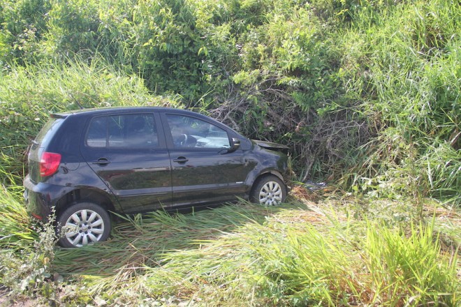 Veículo dirigido por Maria Nilza, perdeu o controle após bater no buraco localizado no km 21.