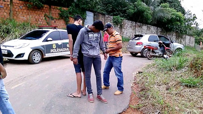 Os dois adolescentes que estavam com driga a ser entregue para Bruno, foram perseguidos e detidos - Foto:Captura