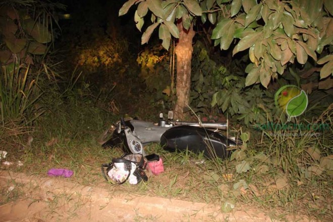 Moto recuperada com a bolsa da vítima e acusados conseguiram fugir - Foto: Alexandre Lima