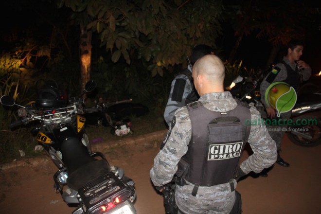 Moto e bolsa recuperada após ser roubada de uma mulher em Brasiléia - Foto: Alexandre Lima