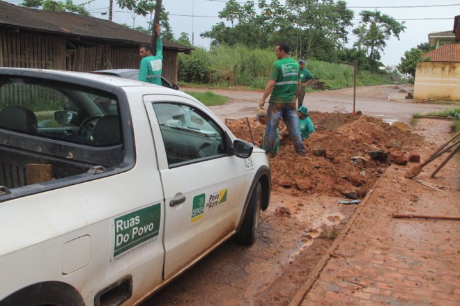Funcionários do Depasa em Braisléia tiveram que cavar manualmente para sanar o problema - Foto: Alexandre Lima