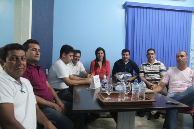 Prefeitos, vereadores e representantes do Condiac, no gabinete do prefeito de Epitaciolândia, André Hassem.