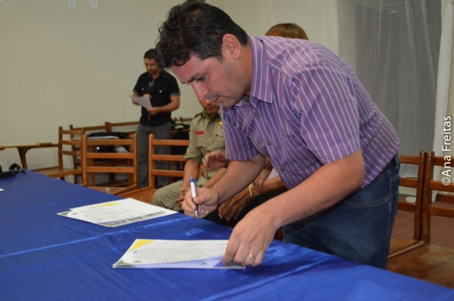 Prefeito André Hassem assinou documento de posse dos novos gestores - Foto: Assessoria