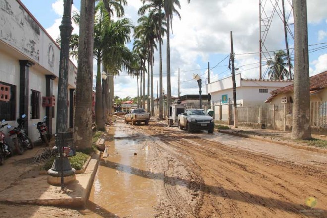 Nenhuma rua localizada na parte antiga da cidade foi poupada pelas águas barrentas do rio Acre. As fotos são de Alexandre Lima