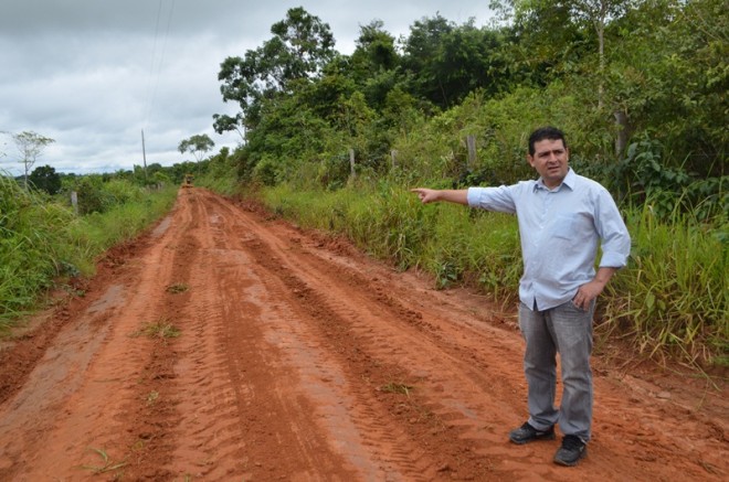 André Hassem, prefeito de Epitaciolândia , esteve visitando o início dos trabalhos nos ramais - Foto: Ana Freitas/Assessoria