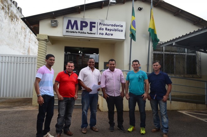 Vereadores em frente do prédio do MPF em Rio Branco, capital do Acre - Foto: Assessoria.