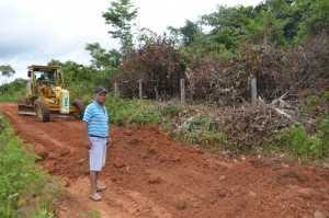 Senhor Odilon, morador do ramal que foi beneficiado pela prefeitura - Foto: Ana Freitas/Assessoria