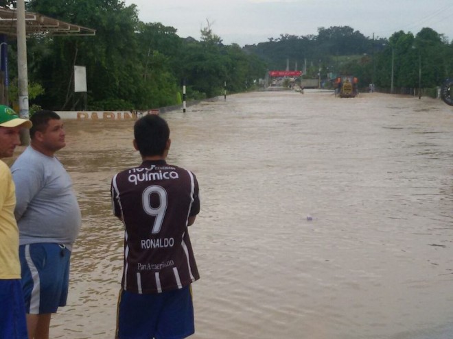 Foto enviada por celular mostra parte da cidade peruana debaixo d'água. 