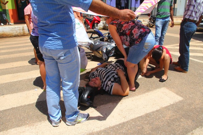 Mulher ficou por longos minutos no chão quente a espera de uma ambulância que não chegou - Foto: Alexandre Lima