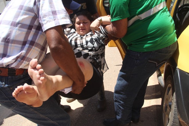 Katiusia foi socorrida por familiares e levada em carro particular ao hospital de Brasiléia - Foto: Alexandre Lima