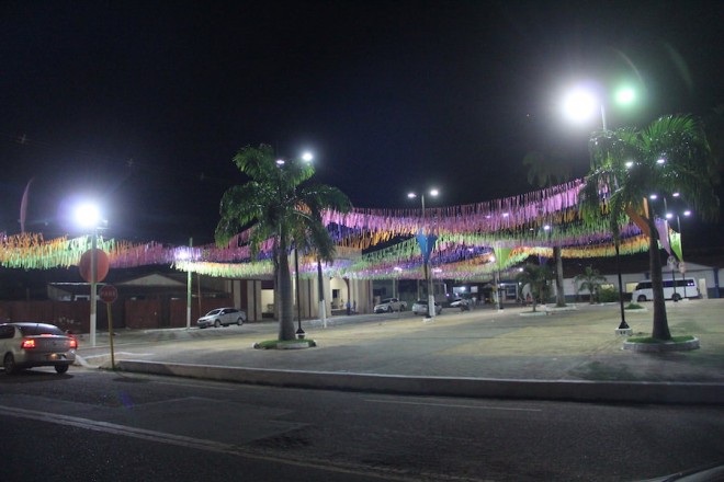 Praça Ugo Poli, no centro de Brasiléia está quase pronta para receber a quadra carnavalesca que começa neste sábado, dia 14.