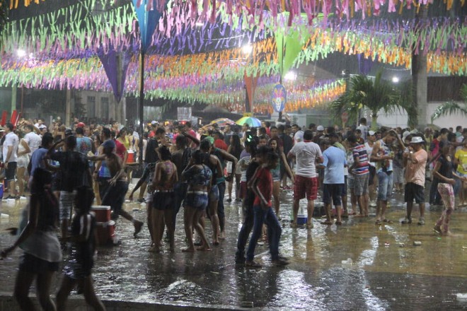 Nem a chuva espantou os foliões que queriam brincar o carnaval - Foto: Alexandre Lima