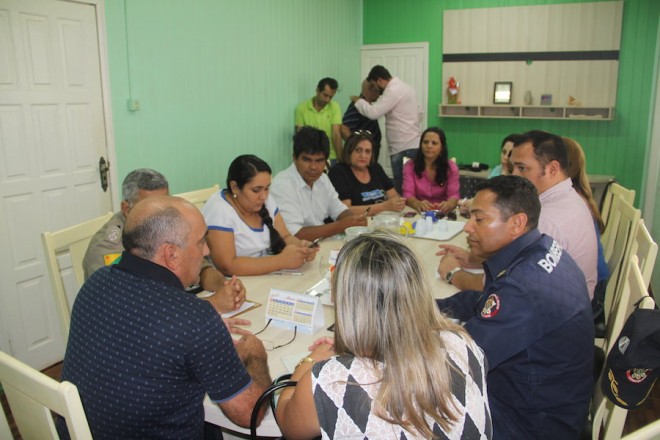 Everaldo Gomes se reuniu com autoridades em seu gabinete para traçar metas de evacuação caso necessário - Foto: Alexandre Lima