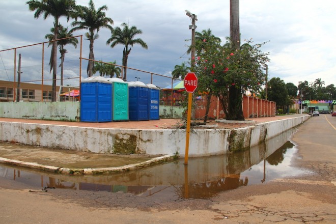 Praça Ugo Poli, começa a dar refluxo do esgoto casuado pela cheia do Rio Acre - Foto: Alexandre Lima