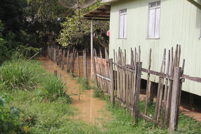 Algumas residências já estão água em seus quintais - Foto: Alexandre Lima