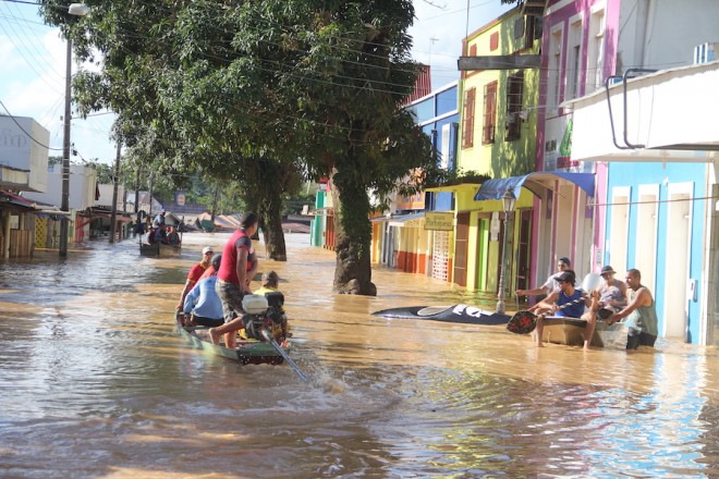 Centro comercial antigo de Xapuri foi todo tomado pela água do rio - Foto: Alexandre Lima
