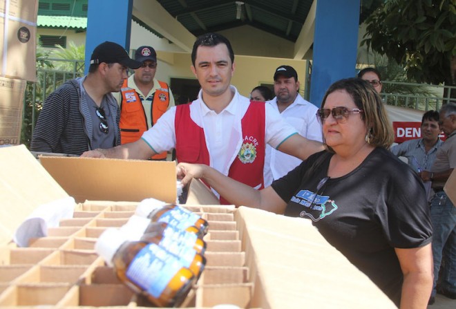 Secretária Municipal de Saúde de Brasiléia Luzia Pinheiro, recebeu os kits do secretário estadual, Armando Melo.
