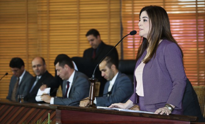 Vice-governadora Nazaré Araújo durante leitura da mensagem governamental/Foto: Secom