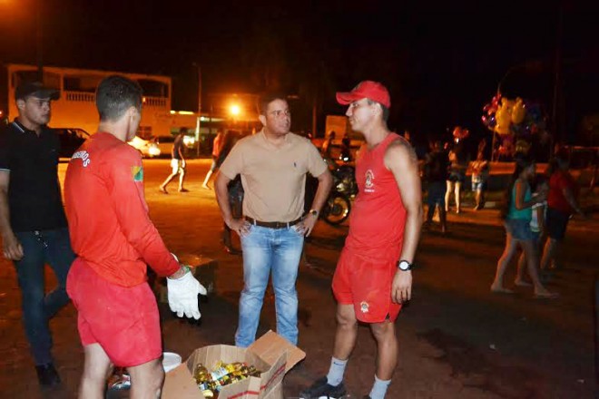 No início da noite de sábado, o senador Gladson Cameli acompanhou o trabalho de homens do Corpo de Bombeiros na retirada das famílias de áreas alagadas/Foto: Assessoria