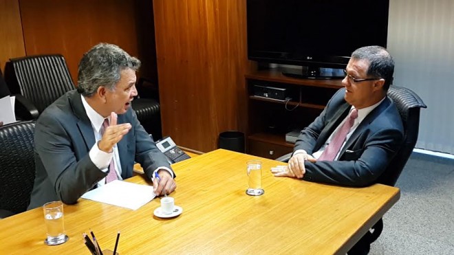 Senador Sérgio Petecão (PSD-AC) à esquerda, e ministro da Previdência Social, Carlos Eduardo Gabas. (Assessoria/Sérgio Petecão)