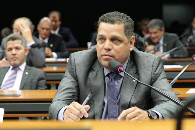 “A Petrobras foi assaltada pela administração corrupta instalada pelo PT”, disse Rocha