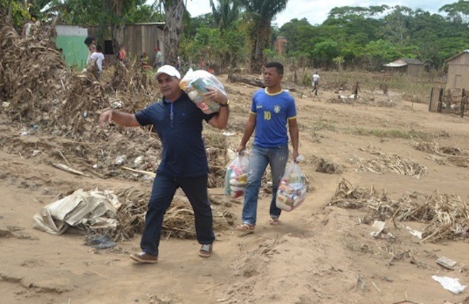 Everaldo Gomes e sua equipe fizeram entregas nos bairros 28 de Maio, Sumaúma I e Leonardo Barbosa, 610 kits de cesta básica. - Foto: Lair Sabino
