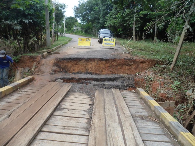Ponte de liga os bairros Vila Vitória e José Hassem teve suas cabeceiras danificadas - Fotos: Assessoria