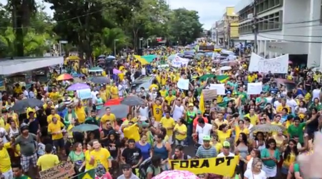 Na frente da Prefeitura, na Rua Rui Barbosa, foi que o movimento teve seu ponto forte: um vídeo da ContilNet Notícias mostra o hino nacional na voz do povo acreano