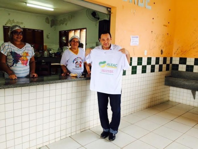 Manoel Moraes durante visita ao abrigo mantido pela Aleac