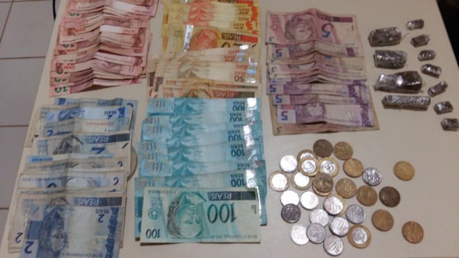 Cerca de R$ 1500 reais e drogas foram apreendidos em poder de Elandro - Foto: Alexandre Lima