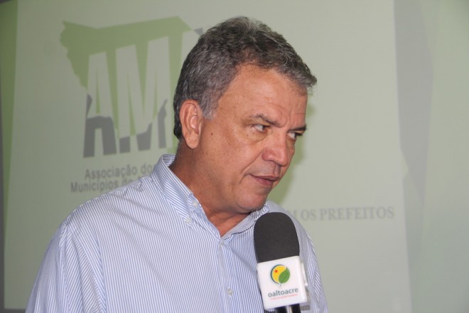 Senador Sérgio Petecão, durante o a reunião com prefeitos - Foto: Alexandre Lima