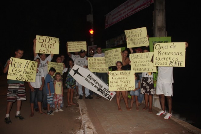 Protesto aconteceu na ponte e além dos cartazes, um caixão simbolizou promessas não cumpridas pelo Governo - Foto: Alexandre Lima
