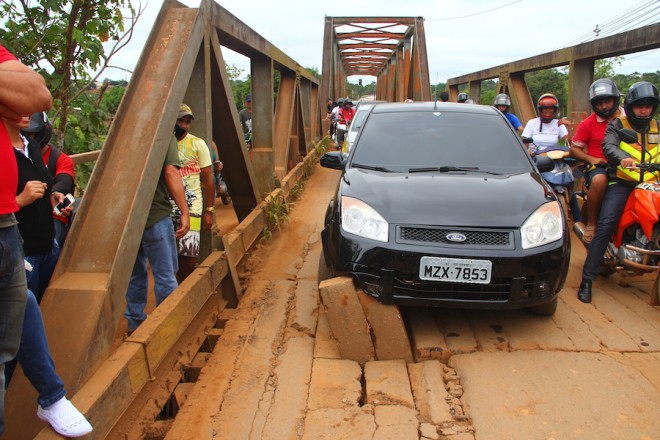 Pranchas soltas causaram acidente e transtornos em ponte na fronteira - Foto: Alexandre Lima