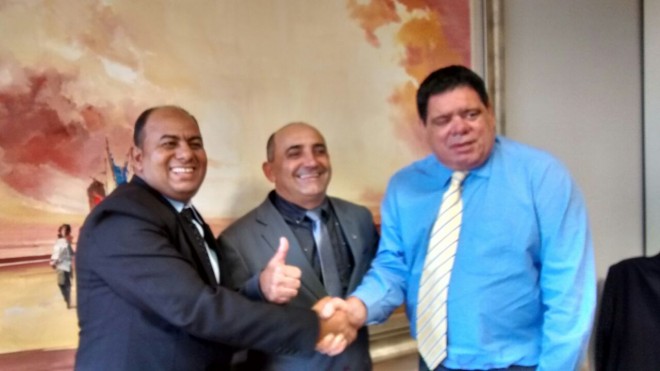 Secretário de Obras de Brasiléia, Ivanaldo Rufino (e), prefeito Everaldo Gomes (c) e o deputado federal pelo PMDB do Acre, Flaviano Melo. Foto: divulgação