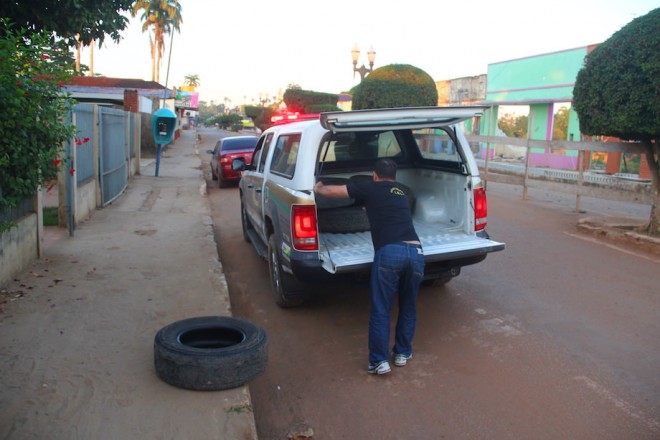 Pick-up da Polícia Técnica chegou oito horas depois cheia de pneus, que forma deixados na delegacia de Brasiléia, para levar o corpo à Rio Branco - Foto: Alexandre Lima