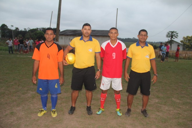 Capitães das equipes finalistas juntos com os árbitros...