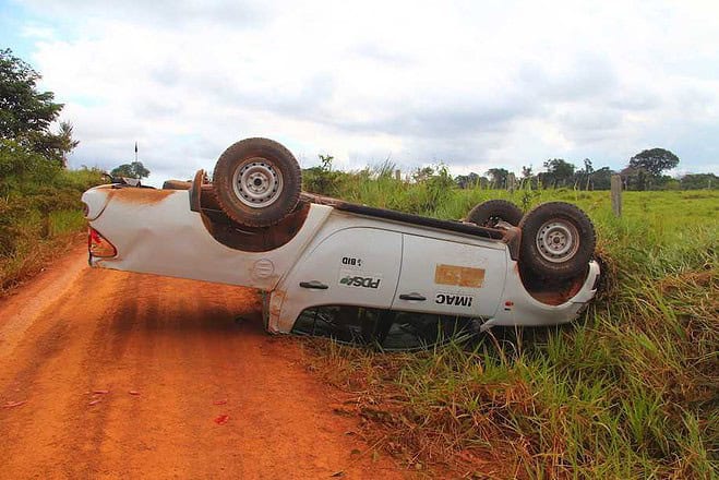 Pick-up teria perdido a traseira após passar por um buraco e terminou capotando - Foto: Alexandre Lima