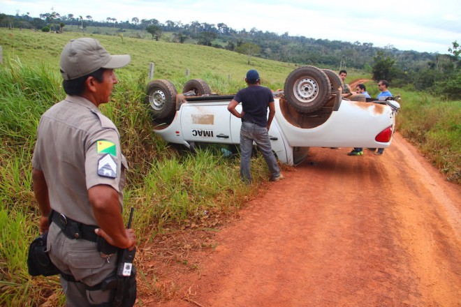Polícia Militar e homens do Exercito Brasileiro ajudaram a desvirar o veículo - Foto: Alexandre Lima