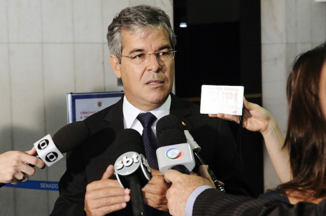 Senador Jorge Viana (PT-AC) concede entrevista nas dependências do Senado Federal.