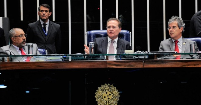  O presidente do Senado, Renan Calheiros, ladeado pelos senadores Paulo Paim (PT-RS) e Jorge Viana (PT-AC) 