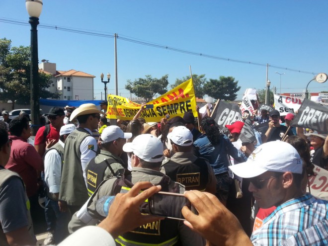 Professores em greve fecham Via Chico Mendes durante cavalgada/Foto: ContilNet