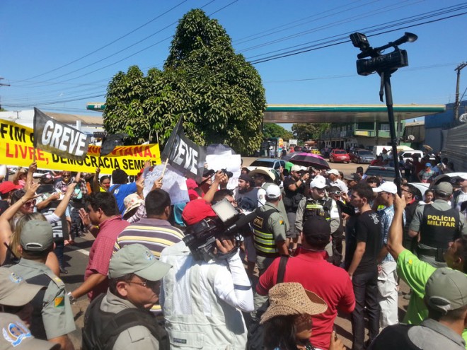 Professores em greve bloquearam a Via Chico Mendes por várias vezes durante a cavalgada/Foto: ContilNet