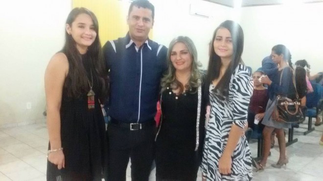 Nova vereadora, Adriana Hassem, ladeada pelas filhas e esposo - Foto: Almir Andrade