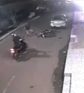 Momentos quem boliviano larga que havia acabado de roubar para em seguida atirar contra policiais - Foto/Captura